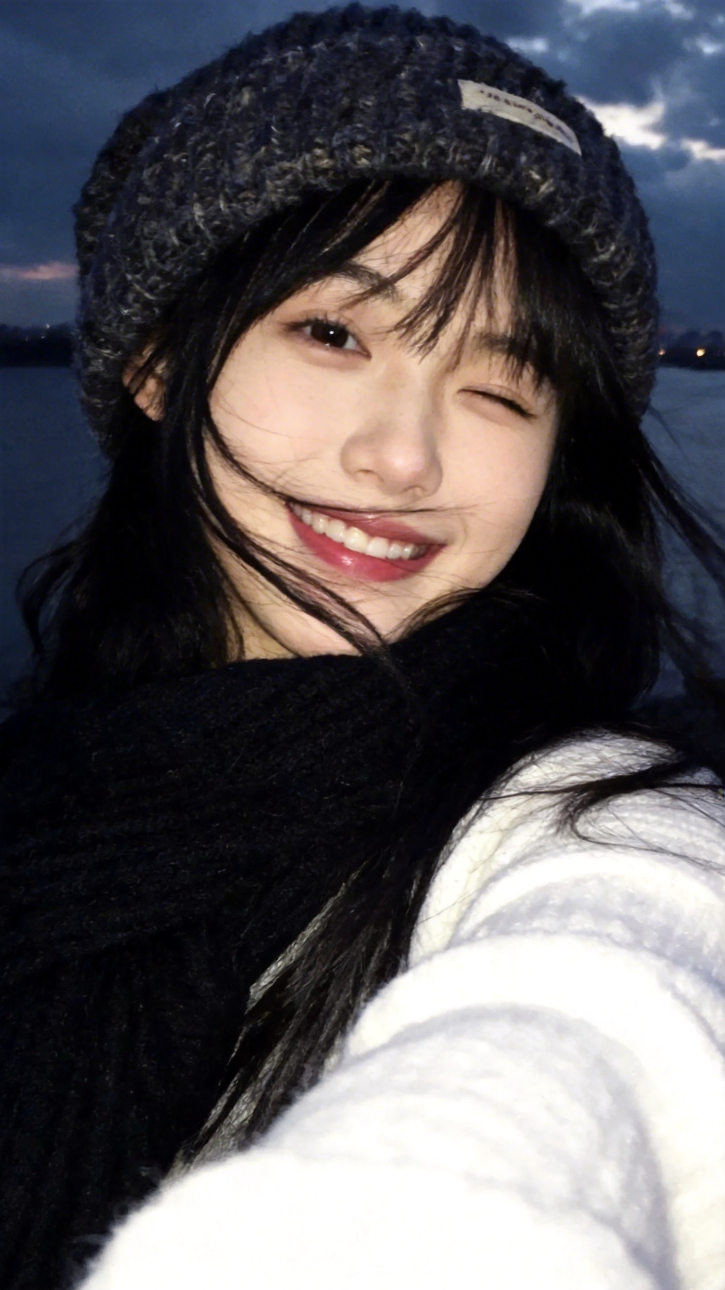 自拍视角营造强烈的亲密感与互动感