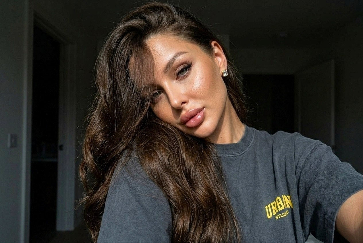 Wet Glow T-Shirt Selfie
