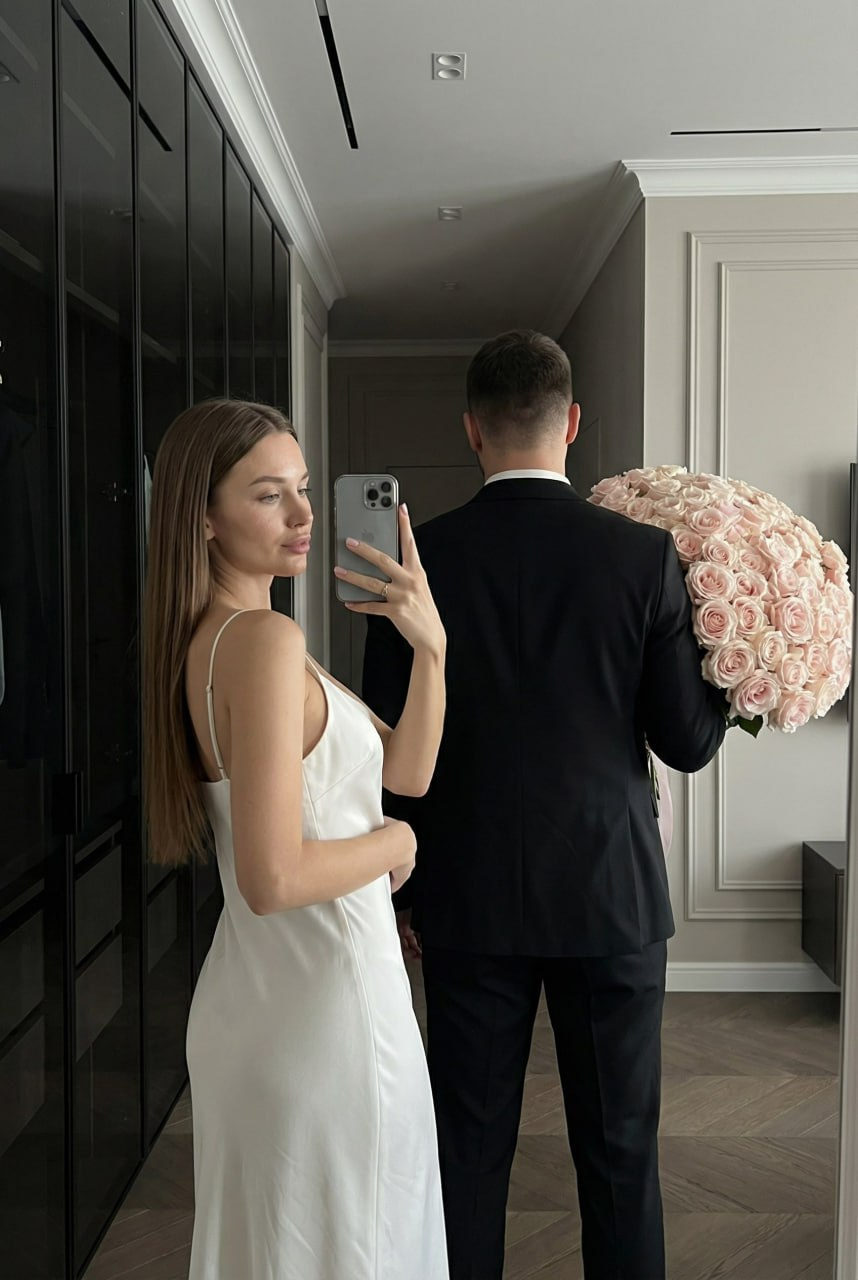 Minimalist Bloom Seduction