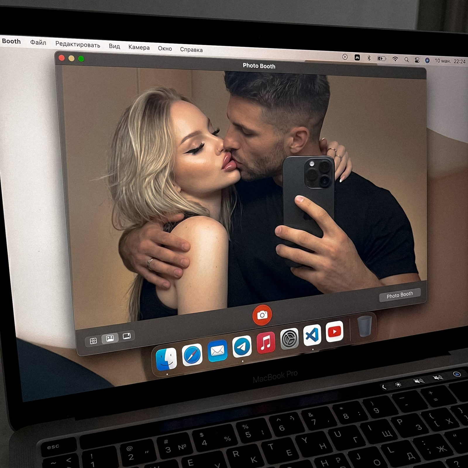 MacBook Photo Booth Kiss
